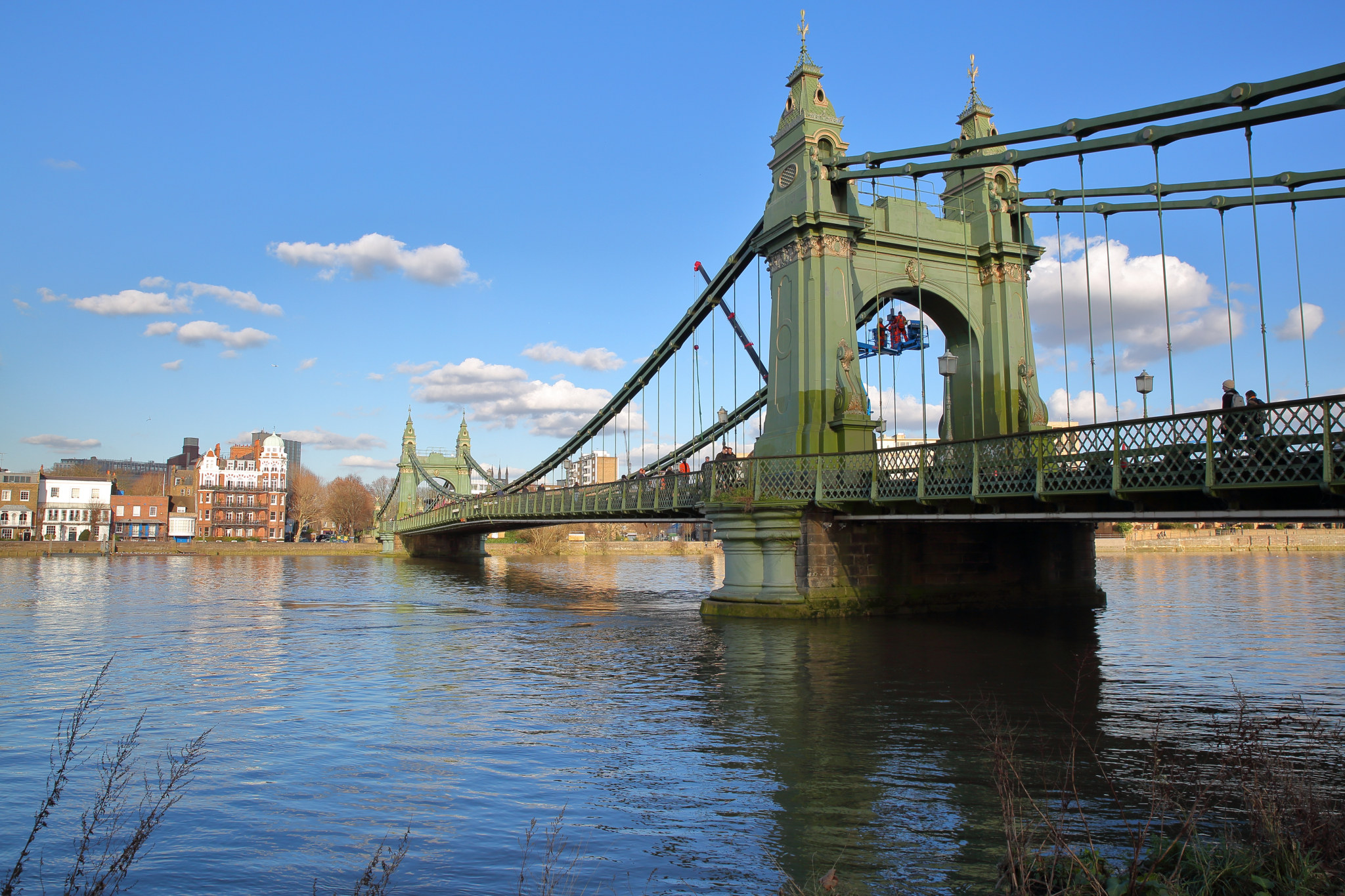 There are bridges over the thames. There are bridges over the thames